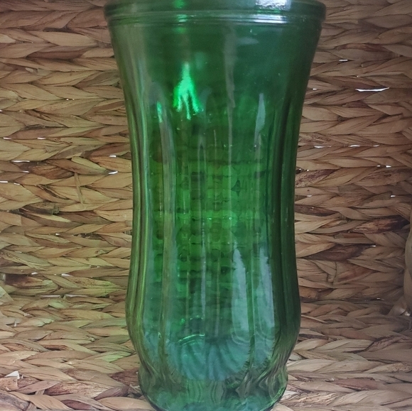 VINTAGE MCM Emerald Green Hoosier Glass Vase9" tall. - Picture 7 of 7